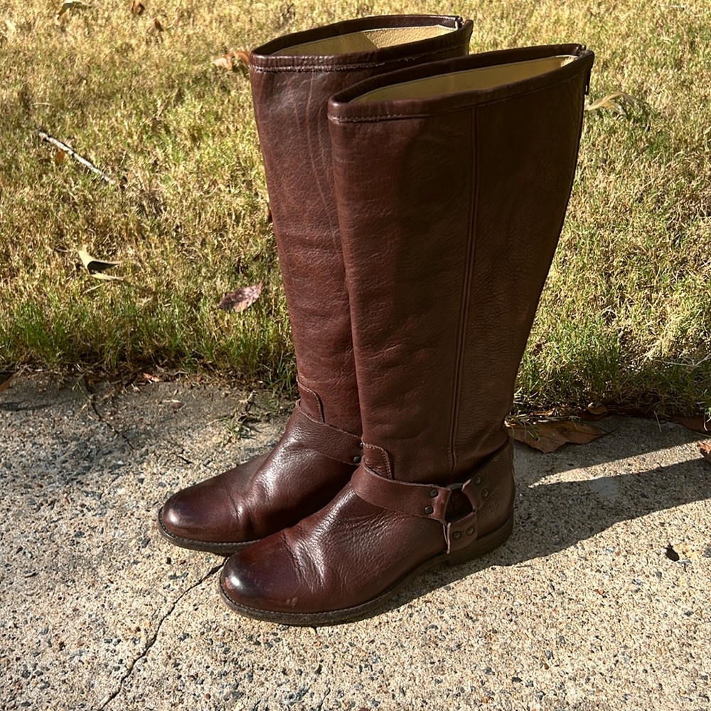 FRYE PHILLIP TALL HARNESS BOOTS, SIZE 9B.